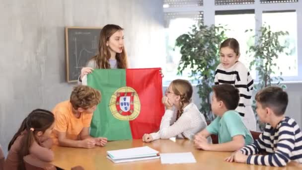 Bir Grup Meraklı Öğrenci Akademi Sınıfında Portekiz Bayrağı Taşıyan Genç — Stok video