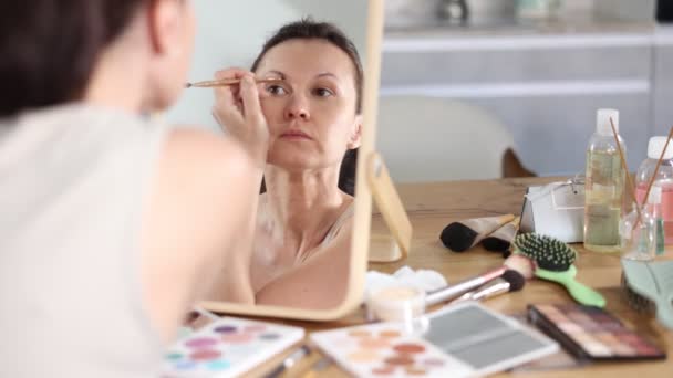 Mulher Meia Idade Calma Fazendo Maquiagem Sobrancelha Olhando Espelho Enquanto — Vídeo de Stock