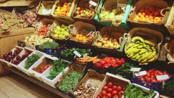 Πολύχρωμο Μετρητή Της Αγοράς Μεγάλη Ποικιλία Από Φρέσκα Φρούτα Και — Αρχείο Βίντεο