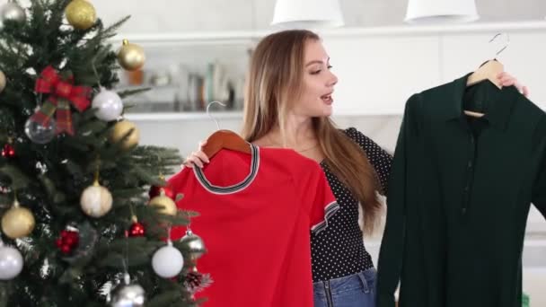 クリスマスのお祝いのために家でエレガントなドレスをしようとしている若い女性の肖像 — ストック動画