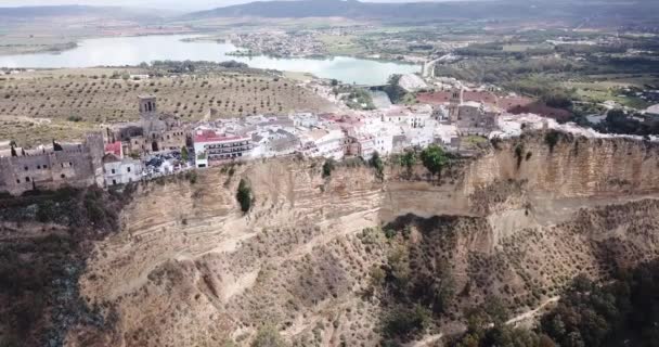 Malowniczy Pejzaż Miasta Arcos Frontera Szczycie Piaskowcowego Grzbietu Nad Rzeką — Wideo stockowe