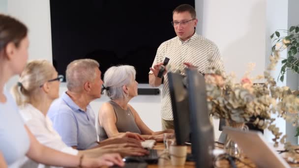 Enthusiastic Male Tutor Teaching Group Seniors Computer Workshop Promoting Technology — Stock Video
