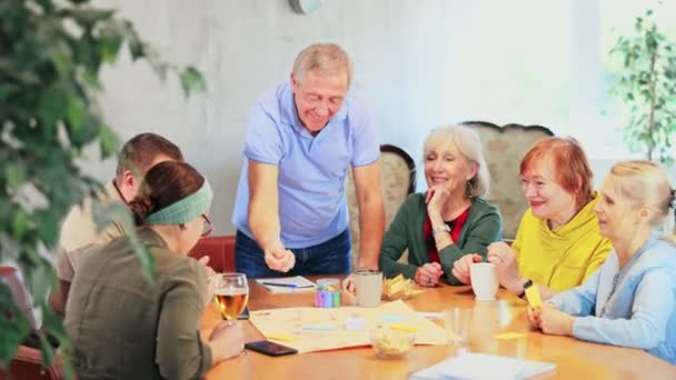 积极的老年人群体玩桌面游戏 — 图库视频影像