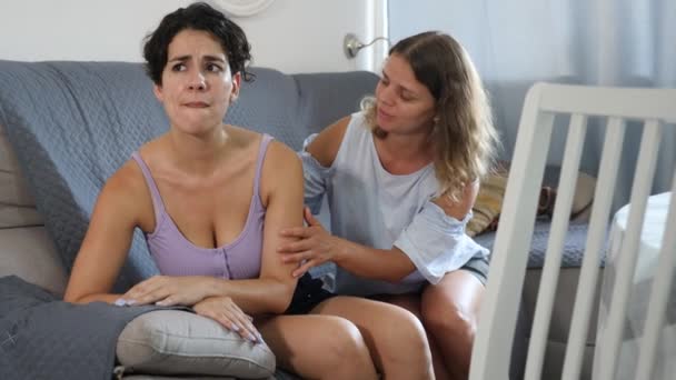 Mujer Consolando Amigo Después Peleas Domésticas Mientras Está Sentado Sofá — Vídeos de Stock