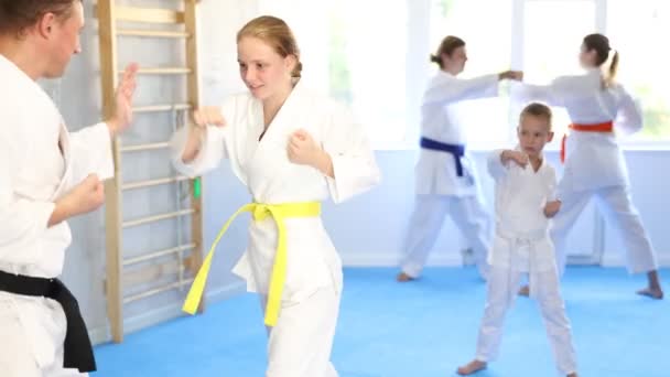 Młoda Dziewczyna Kimono Kolorowy Pas Ćwiczy Karate Punch Block Podczas — Wideo stockowe