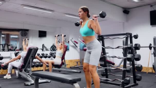 Slank Atletisch Meisje Traint Spieren Van Armen Rug Met Behulp — Stockvideo