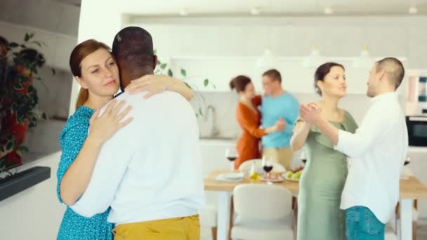 快乐的中年男人和女人在与朋友欢聚时成双成对地慢舞 — 图库视频影像