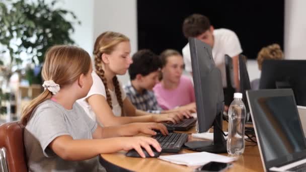 Ritratto Studentessa Adolescente Seduta Tavola Classe Computer Durante Lezione Sorridente — Video Stock