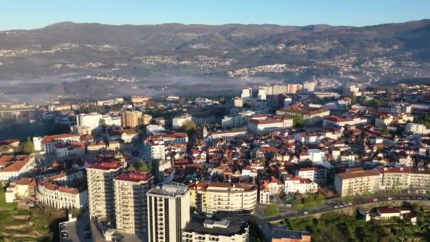 Serra Alvao Serras Tarafından Çerçevelenmiş Vila Real Şehir Manzarasının Insansız — Stok video
