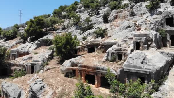 晴れた春の日にリミラの古代都市でロックネクロポリスの石の遺跡を見ます アンタルヤ県の考古学遺跡 トルコ — ストック動画