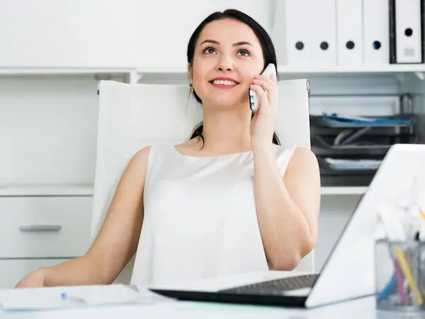 Jonge Vrouwelijke Werknemer Aan Telefoon Tijdens Het Werk Functie — Stockfoto