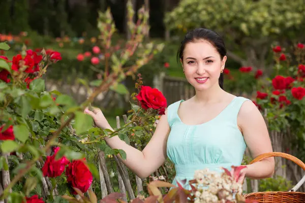 Portrait Smiling Young Russian Female Holding Basket Roses Outdoors — Stock Photo, Image