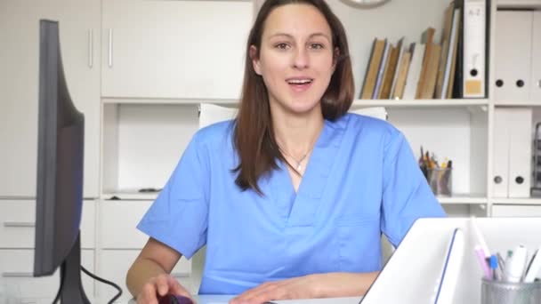 Ung Kvindelig Læge Der Arbejder Klinik Gør Vigtige Noter Mens – Stock-video