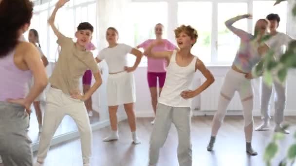 Teenageři Tanečním Sále Učí Nové Pohyby Současný Pouliční Tanec Hip Stock Záběr