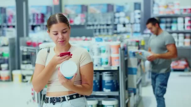 Γυναικείος Αγοραστής Σαρώνει Κώδικα Χρησιμοποιώντας Κινητό Τηλέφωνο Κατάστημα Υλικού Υψηλής — Αρχείο Βίντεο