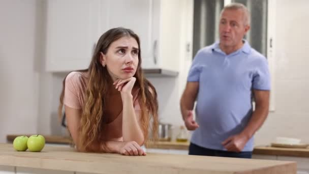 Mutfakta Dikilen Huysuz Baba Yetişkin Kızını Azarlar — Stok video