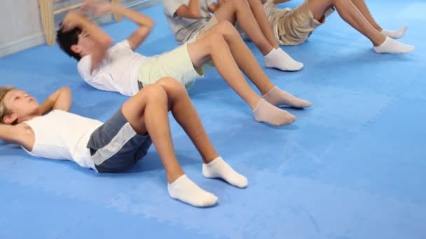 Spor Salonunda Diğer Çocuklar Öğretmenlerle Birlikte Çalışan Çalışkan Çocuk Stajyer — Stok video