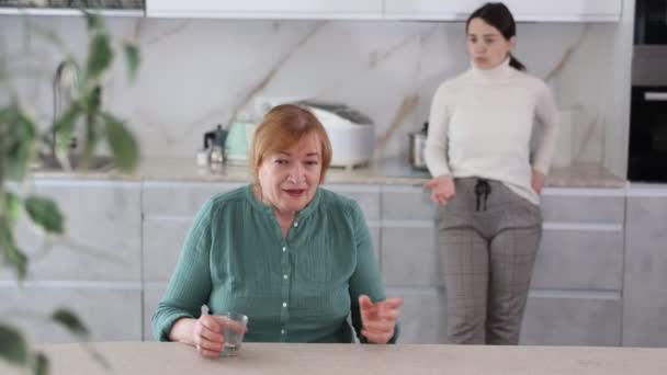 Mãe Idosa Frustrada Tendo Uma Conversa Tensa Com Sua Filha — Vídeo de Stock