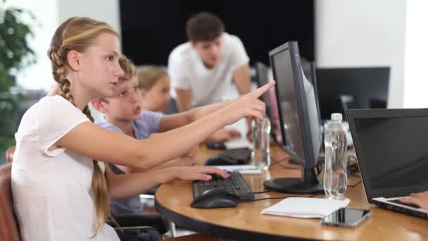 Jongen Meisje Studenten Leren Computer Gebruiken Tijdens Les Klas — Stockvideo