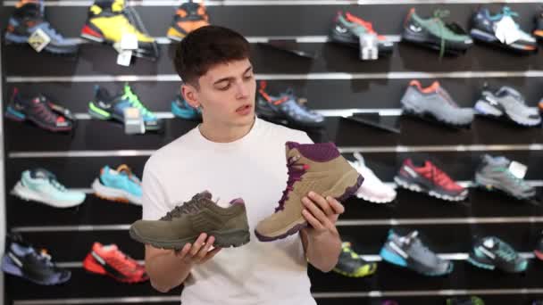 Guy Ver Sapatos Especializados Loja Perto Vitrine Com Verão Trecking — Vídeo de Stock