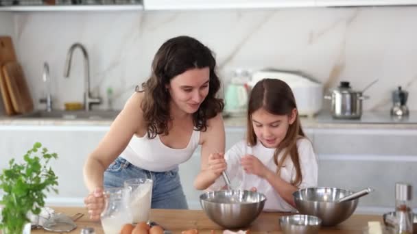 Anya Kislány Tésztát Készít Sütéshez Anya Tejet Tálhoz Lány Hozzávalókat — Stock videók