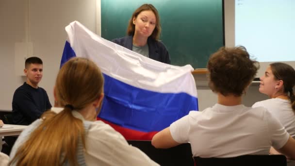 Professora Conta Seus Colegas Sobre País Russo Segurando Uma Bandeira — Vídeo de Stock
