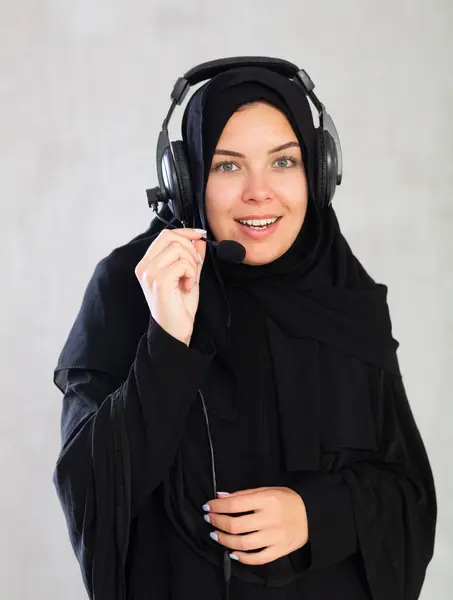 Joyeux Jeune Femme Musulmane Portant Hijab Traditionnel Noir Avec Casque — Photo