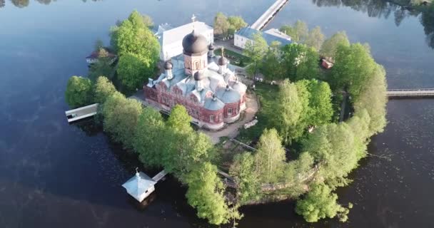 俄罗斯Vladimir地区Vvedensky湖上的东正教Pokrovsky Holy Vvedensky Island Poustinia的空中景观 高质量的4K镜头 — 图库视频影像