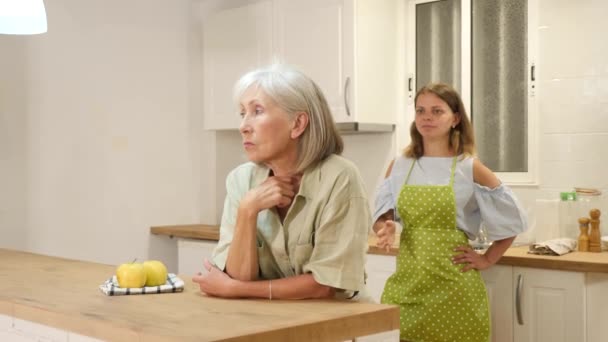 Quarrel Uma Mãe Idosa Filha Adulta Cozinha Filha Adulta Infeliz — Vídeo de Stock