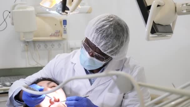 Profesionální Africký Americký Zubař Provádějící Ošetření Zubů Dospělé Ženě Zubní — Stock video