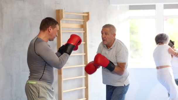 Trenér Starší Žák Jsou Zapojeni Tréninku Boxerských Kurzů Muž Trenér — Stock video