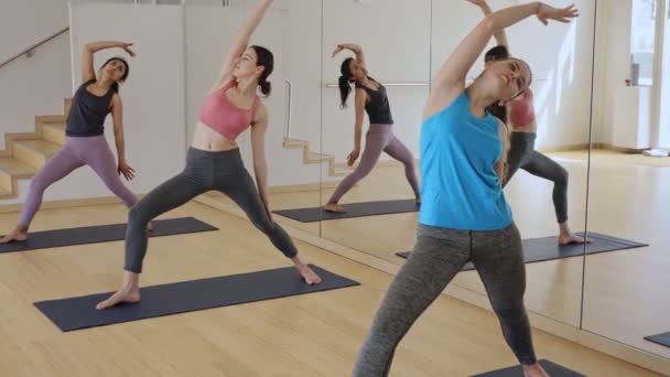 Grupp Aktiva Vuxna Kvinnor Som Tränar Stretching Och Lutning Yogaklassen — Stockvideo