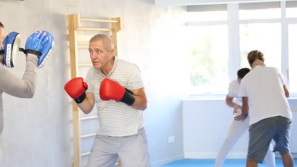 Coach Mature Man Pupil Engaged Training Boxing Classes Male Trainer — Stock Video