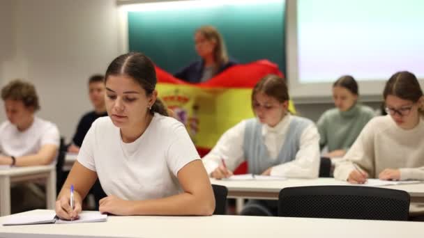 Confident Young Female Professor Shows Students Flag Spain High Quality — стокове відео