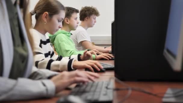 Okulda Bilgisayar Bilimleri Dersinde Bilgisayar Kullanan Liseli Kız — Stok video