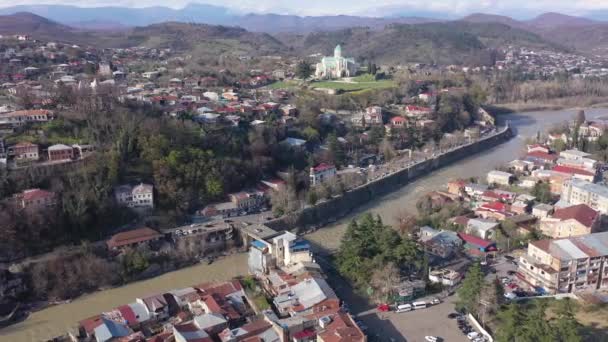 从格鲁吉亚古城库泰西历史街区的无人驾驶飞机俯瞰里奥尼河两岸 重建了大教堂 — 图库视频影像