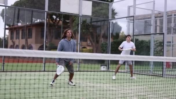 Retrato Del Hombre Concentrado Activo Jugando Padel Tenis Cancha Abierta — Vídeos de Stock