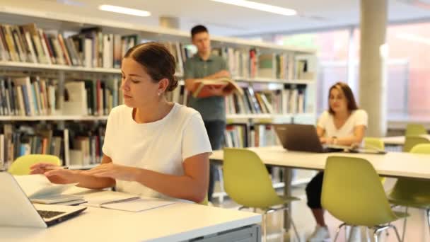 Estudante Americana Inteligente Preparando Para Exame Biblioteca Escola — Vídeo de Stock