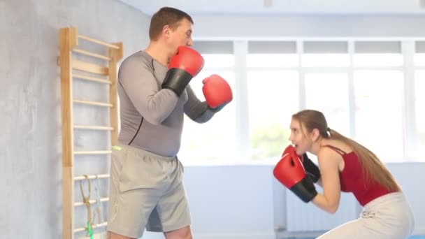 Boxeo Deportivo Entrenamiento Chicas Jóvenes Con Entrenador Masculino Mediana Edad — Vídeo de stock