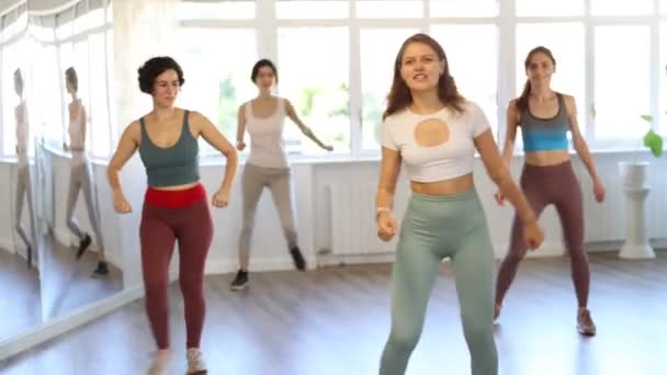 Γυναίκα Δάσκαλος Διεξάγει Μαθήματα Σύγχρονου Χορού Για Την Ομάδα Των — Αρχείο Βίντεο