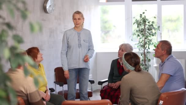 Ältere Psychologin Hört Erwachsenen Gruppentherapie Aufmerksam — Stockvideo