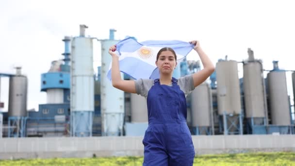 Mosolygó Fiatal Női Munkás Pózol Argentína Zászlóval Kezében Háttérben Gyár — Stock videók