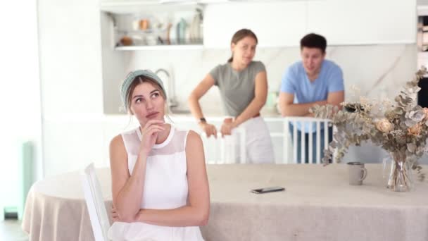 愤怒的男人和女孩尖叫着对妈妈 复杂的代际关系 家庭冲突概念 — 图库视频影像