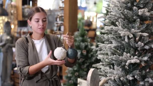 Comprador Menina Considera Ornamentos Ano Novo Decorações Natal Para Árvore — Vídeo de Stock