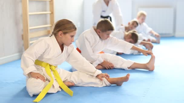 Små Barn Vit Kimono Gör Stretching Innan Karate Ore Judo — Stockvideo