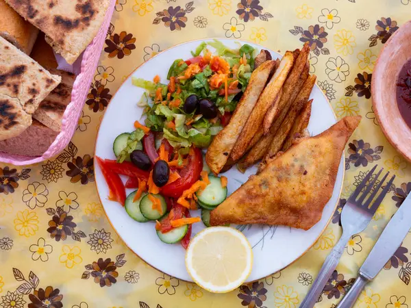 Chutná Tuniský Koláč Brik Podávaný Zeleninovým Salátem Talíři Royalty Free Stock Obrázky
