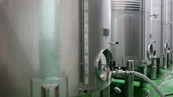 Cistery Metaliczne Przetwarzania Fermentacji Wina Sklepie Tkaninami — Wideo stockowe