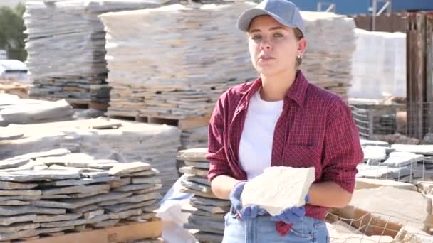 Die Junge Positive Managerin Die Einem Baustoffgeschäft Arbeitet Demonstriert Einem — Stockvideo