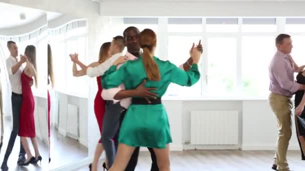 エネルギーアフリカ系アメリカ人男性と女性がスタジオでレッスン中にカップルでウォルツの古典的なバージョンを踊っています ポジティブな人々のためのレジャー活動や身体活動 — ストック動画