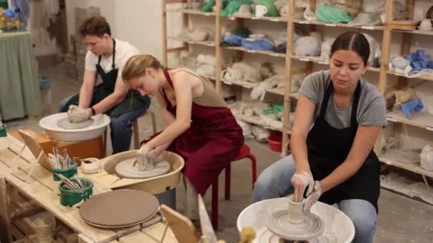 Young Woman Teacher Shows Teenage Girl Boy How Sculpt Product — Stock Video